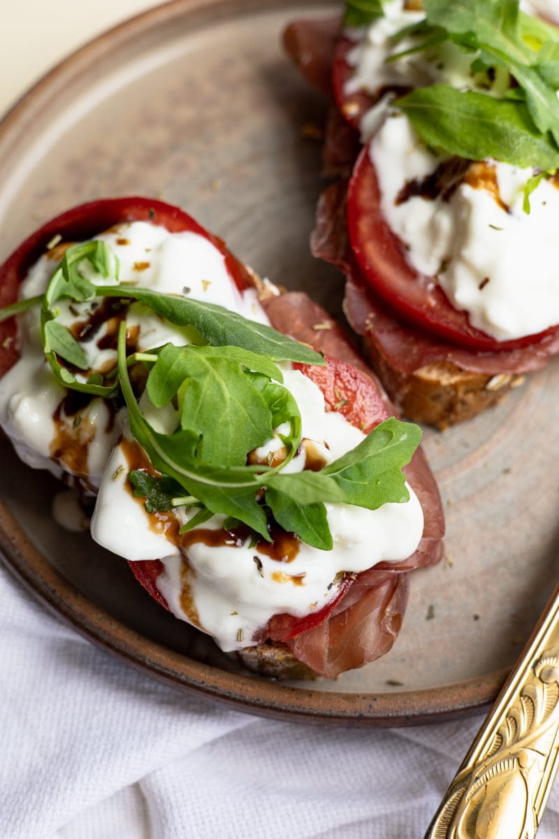 Broodje burrata met bresaola