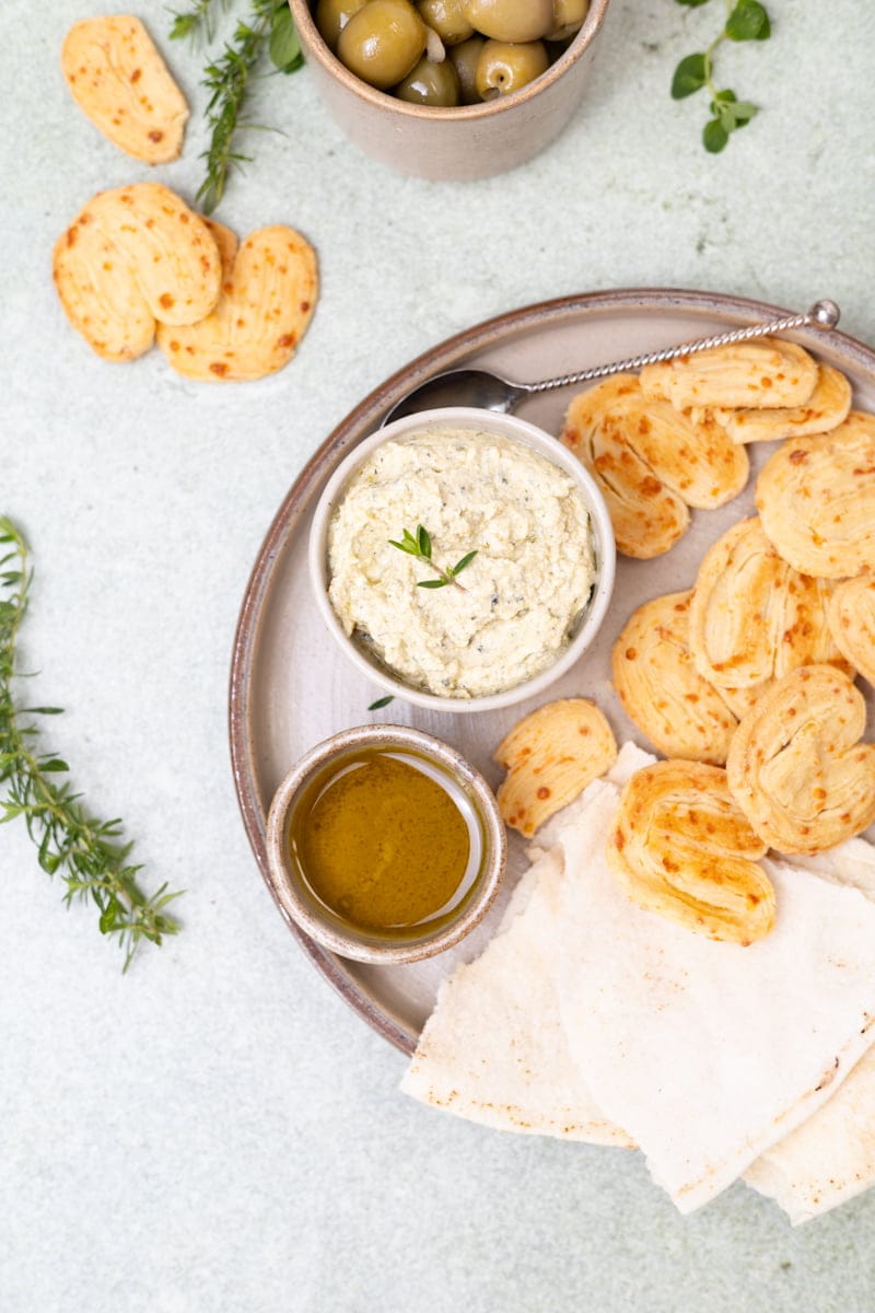 Frisse groene olijventapenade met cottage cheese