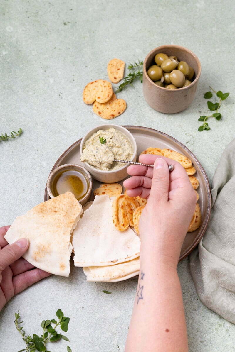 Frisse groene olijventapenade met cottage cheese