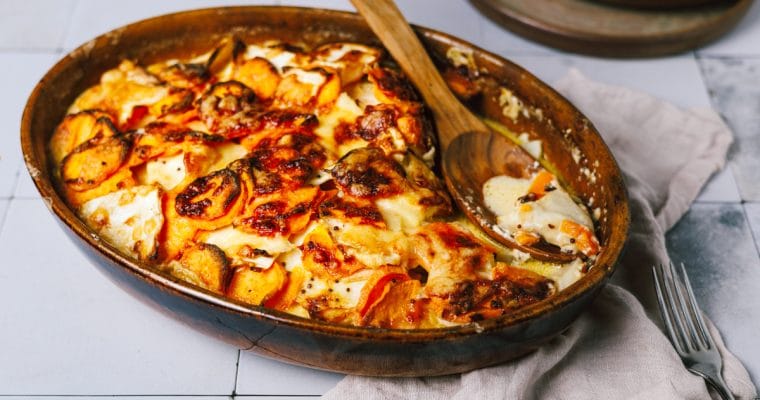Zoete aardappel knolselderij gratin met cheddar