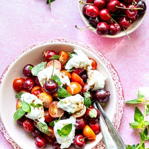 zomerse salade met burrata, kersen en balsamico dressing