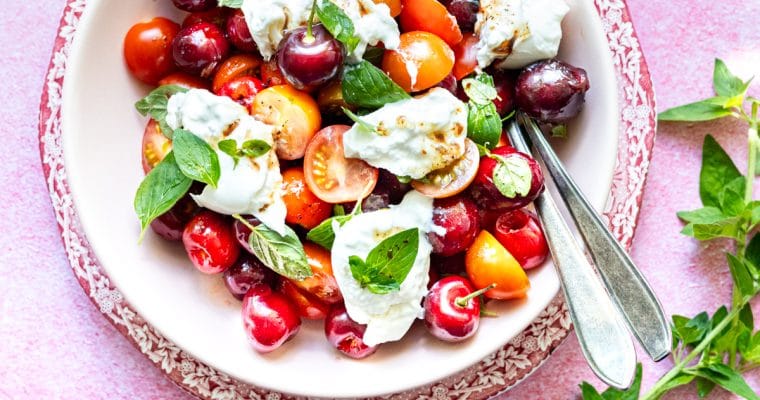 Zomerse salade met burrata, kersen en balsamico dressing
