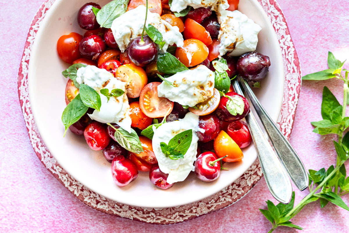 Zomerse salade met burrata, kersen en balsamico dressing