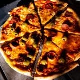 Pizza met chorizo, groene olijven en provolone – recept voor zelfgemaakte pizza