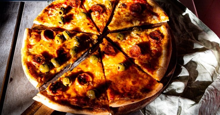 Pizza met chorizo, groene olijven en provolone – recept voor zelfgemaakte pizza
