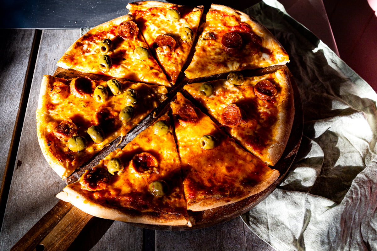 Pizza met chorizo, groene olijven en provolone – recept voor zelfgemaakte pizza