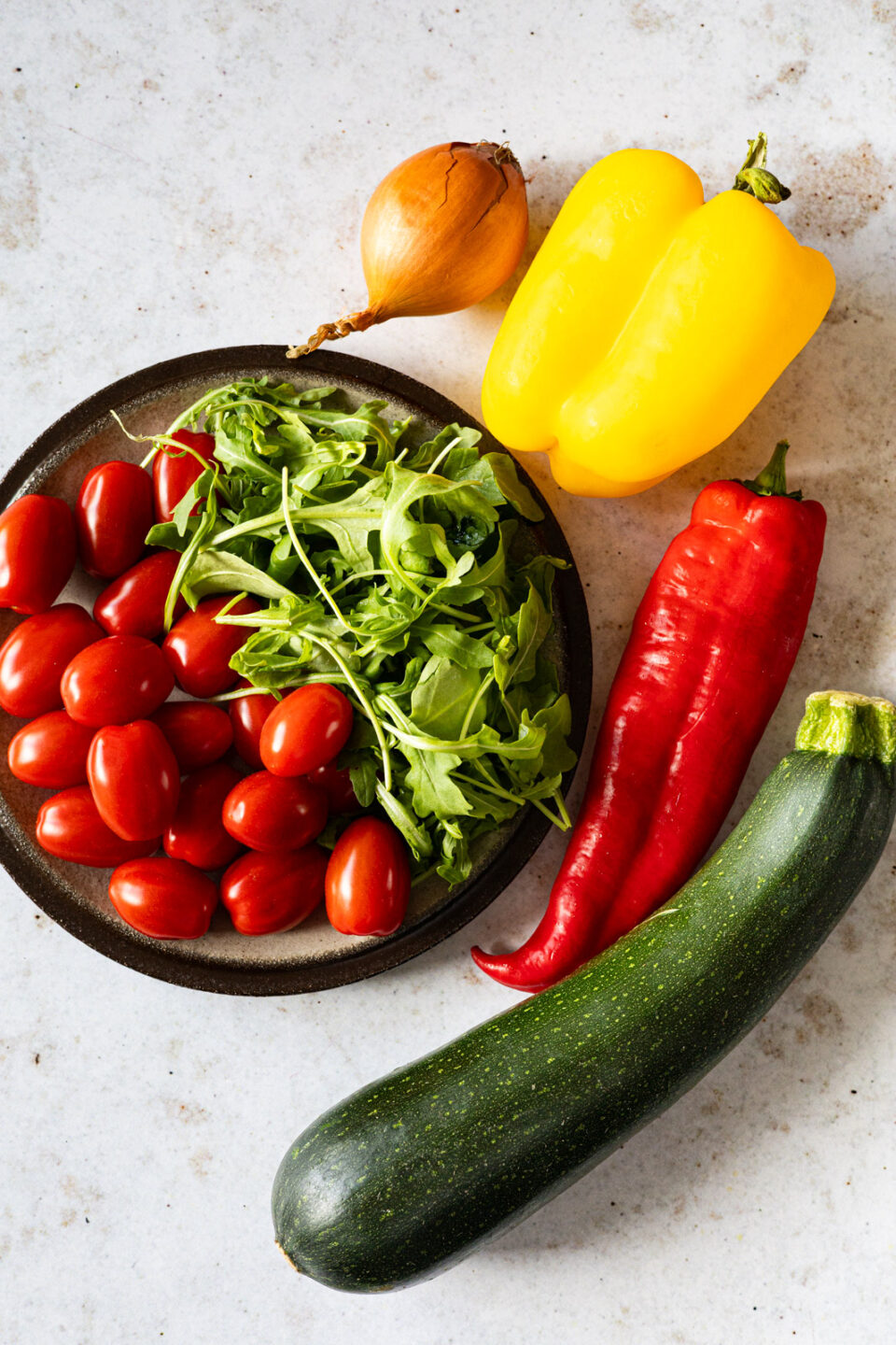 de lekkerste groenten voor pizza: courgette, paprika, ui, tomaat, rucola 