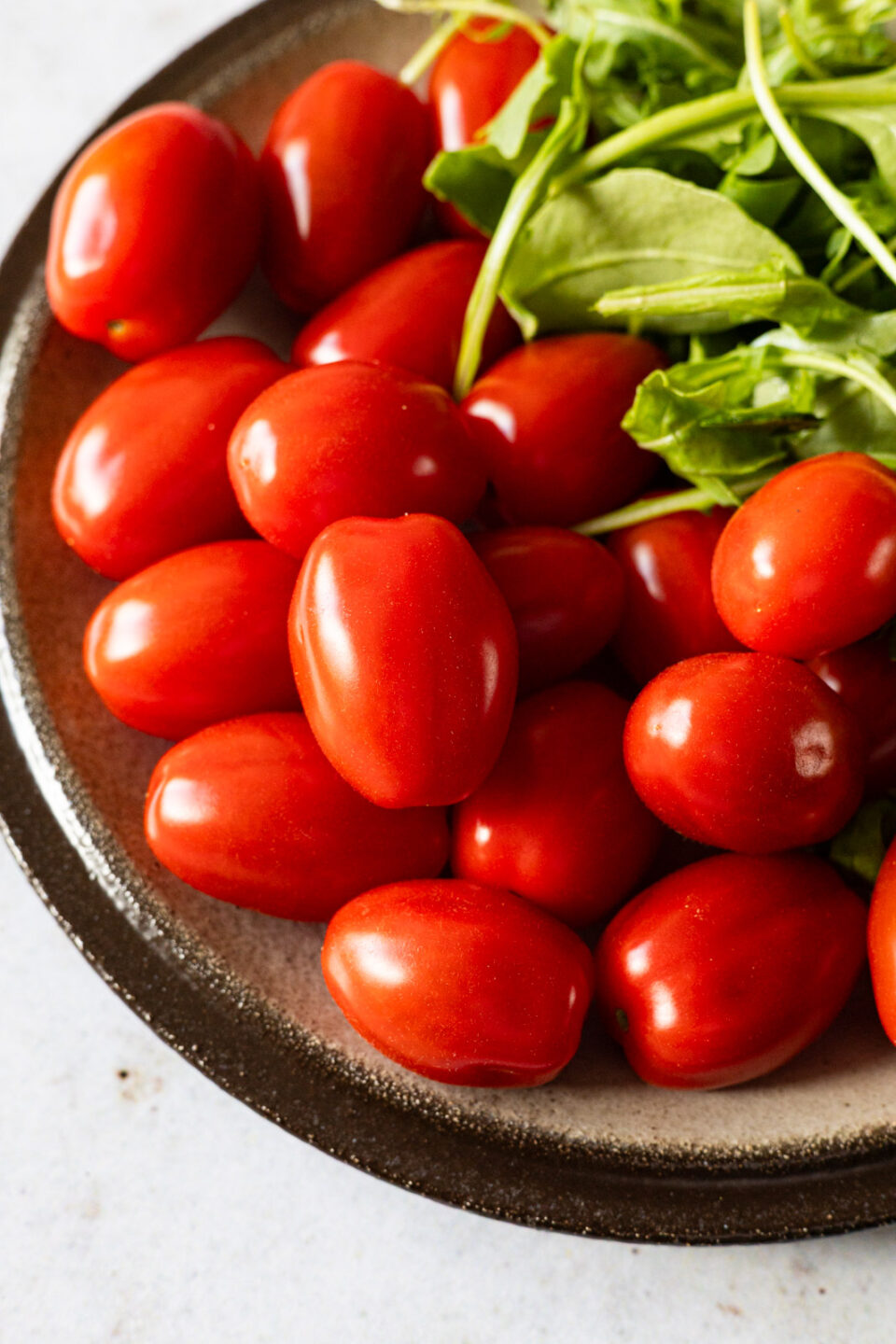 tomaatjes, tomatensaus, pizzatopping 