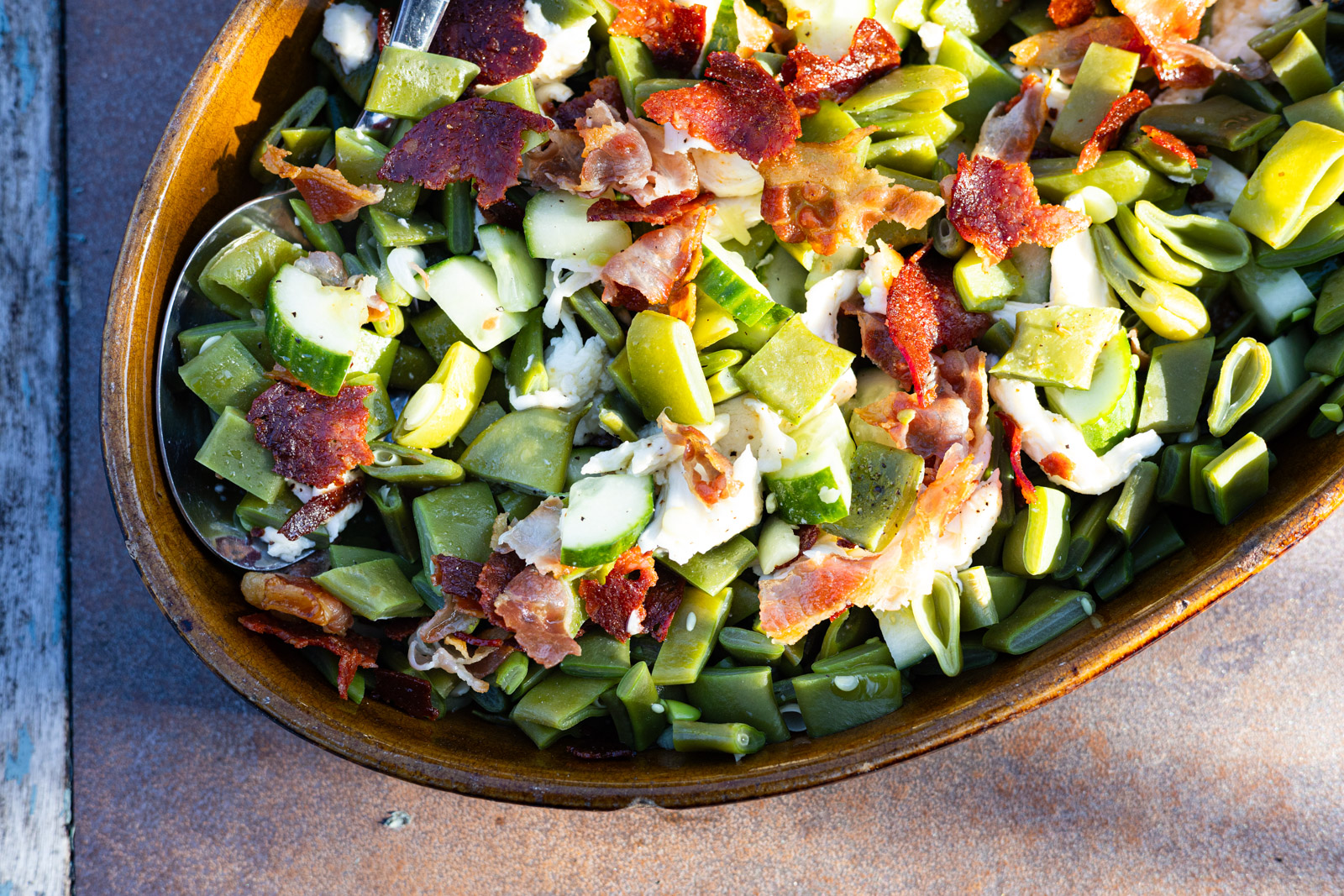 Snijbonensalade met mozzarella, chorizo en krokante bacon